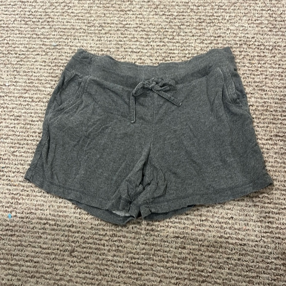grey shorts